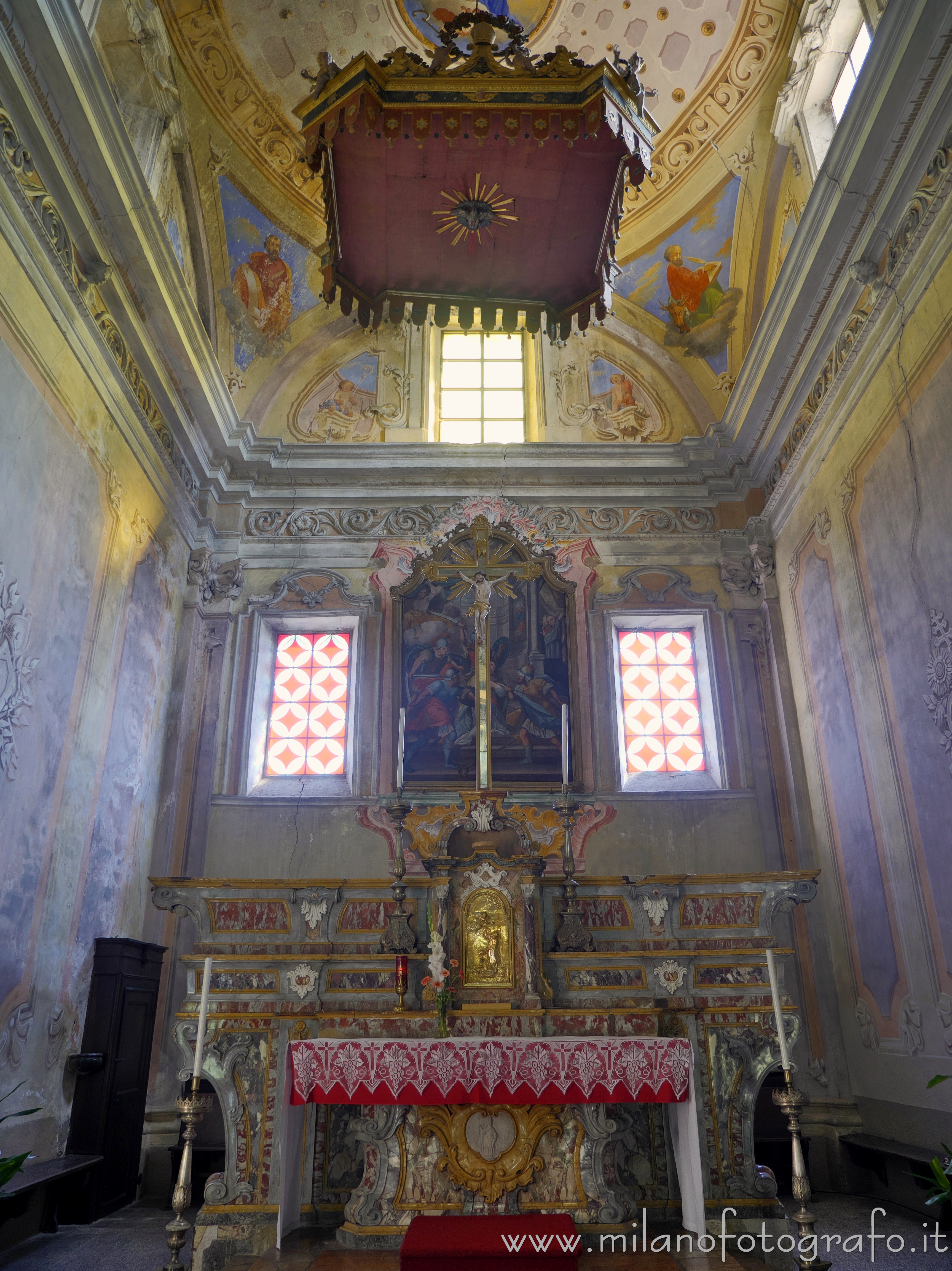 Castelletto Cervo (Biella) - Altare e presbiterio della Chiesa Parrocchiale di San Tommaso Becket - Foto a piena risoluzione